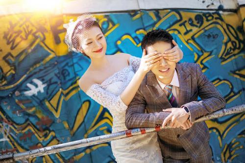 ag娱乐app2025最新版黄昏时分野外生存画面