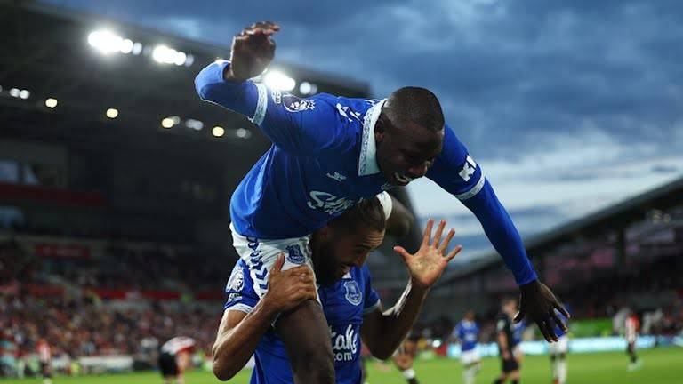 一次被咬两次死亡2025版末日都市场景